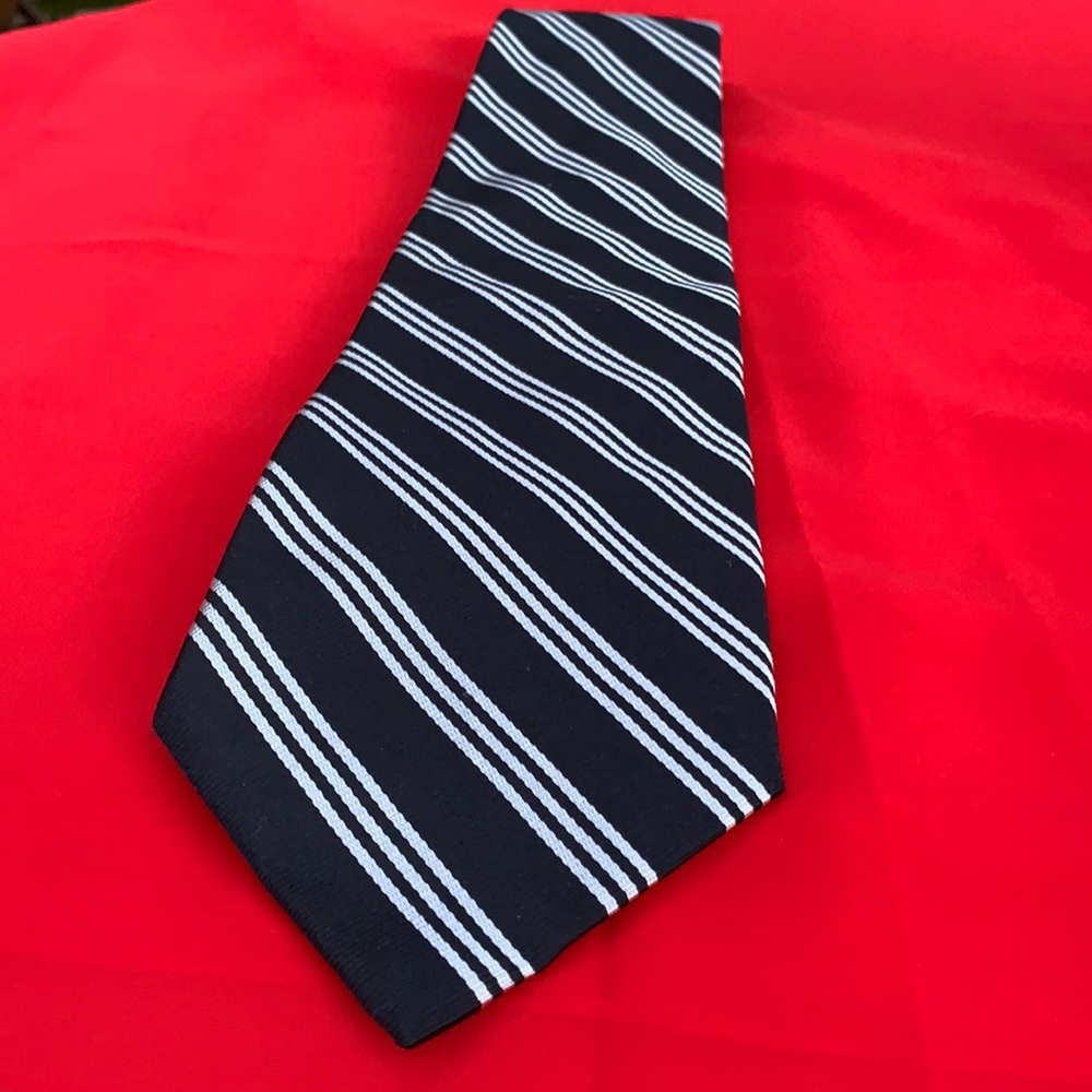 Roundtree & Yorke silk tie